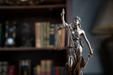Hukuk kavramı. Avukatlık bürosu. Raftaki heykel hukuk kitaplarının arka planında.. 