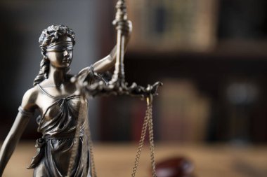 Hukuk kavramı. Avukatlık bürosu. Raftaki heykel hukuk kitaplarının arka planında.. 