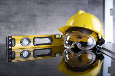 Müteahhit teması. Müteahhitin alet çantası: sarı başlık, karalama ve gri karo arka plandaki araçlar.