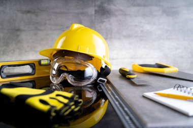 Müteahhit teması. Müteahhitin alet çantası: sarı başlık, karalama ve gri karo arka plandaki araçlar.