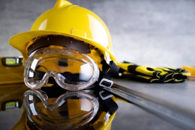 Müteahhit teması. Müteahhitin alet çantası: sarı başlık, karalama ve gri karo arka plandaki araçlar.