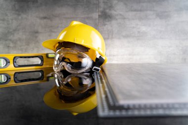 Müteahhit teması. Müteahhitin alet çantası: sarı başlık, karalama ve gri karo arka plandaki araçlar.