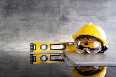 Müteahhit teması. Müteahhitin alet çantası: sarı başlık, karalama ve gri karo arka plandaki araçlar.