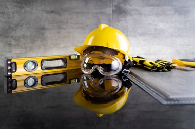 Müteahhit teması. Müteahhitin alet çantası: sarı başlık, karalama ve gri karo arka plandaki araçlar.