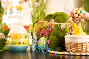 Evde paskalya süsleri var. Paskalya tavşanı, sepette paskalya yumurtası ve lahana yaprağı. Bahar çiçekleri.. 