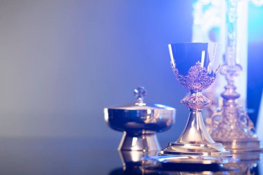 Din temalı Paskalya. Katolik sembolleri kompozisyonu. Haç, monarşi ve altın kadeh mavi arka planda.. 