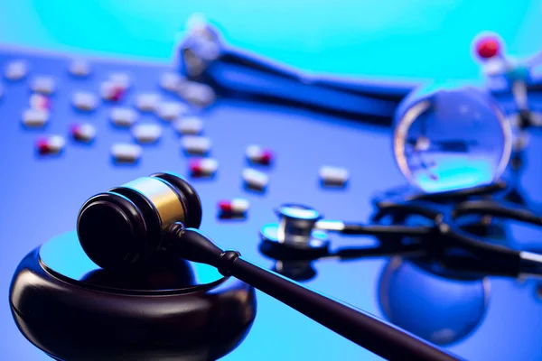 Concetto Legge Medica Gavel Stetoscopio Sul Tavolo Vetro Luce Blu — Foto Stock