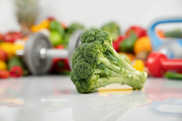 フィットネスコンセプト 健康的な栄養 果物や野菜 フィットネス演習のための機器 計量機とダンベル — ストック写真