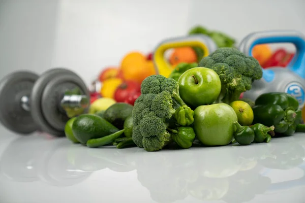 Fitness Konzept Gesunde Ernährung Obst Und Gemüse Geräte Für Fitnessübungen — Stockfoto