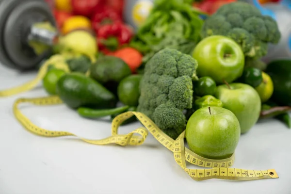 Concepto Fitness Nutrición Saludable Frutas Verduras Equipo Para Ejercicios Fitness — Foto de Stock