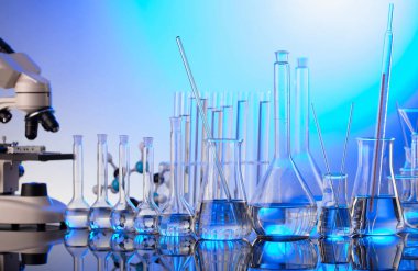 Coronavirus salgını teması. Hızlı covid testleri ve anti-covid aşısıyla ilgili bilimsel araştırma. Mavi arka planda mikroskop, deney tüpleri ve deney tüpleri..