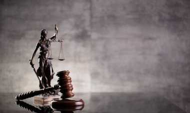 Hukuk ve adalet kavramı. Hukuk sembolleri: Hakimler tokmak, heykel ve ölçek. Gri arkaplan.