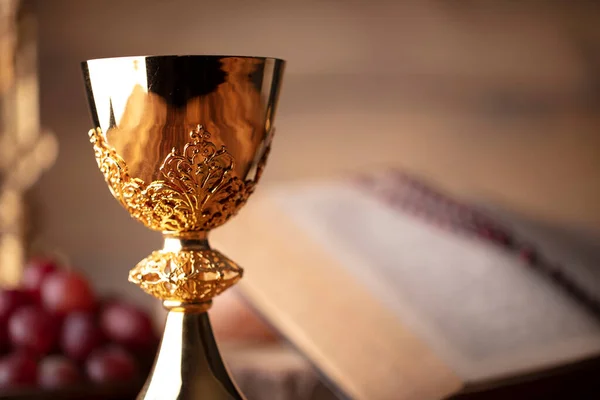 Katholisches Religionskonzept Katholische Symbolkomposition Kreuz Bibel Und Goldener Kelch Auf — Stockfoto