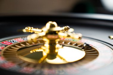 Kumarhane teması. Yeşil masada rulet masası.