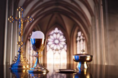 İlk Kutsal Komünyon. Katolik dini teması. Haç, Croass ve sunakta altın kadeh ve gofret..