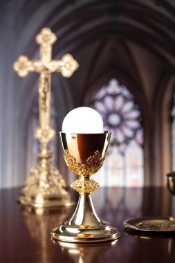 İlk Kutsal Komünyon. Katolik dini teması. Haç, Croass ve sunakta altın kadeh ve gofret..