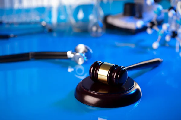 Conceito Direito Médico Gavel Estetoscópio Mesa Vidro Luz Azul — Fotografia de Stock