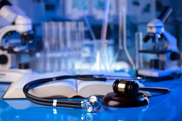 Medicinsk Rätt Gavel Och Stetoskop Glasbordet Blått Ljus — Stockfoto