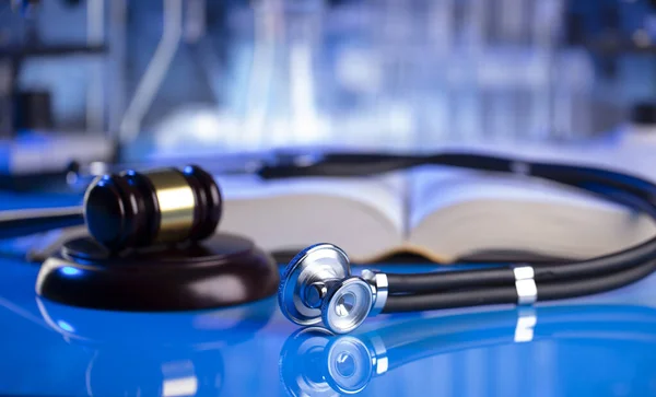 Prawo Medyczne Gavel Stetoskop Szklanym Stole Niebieskie Światło — Zdjęcie stockowe
