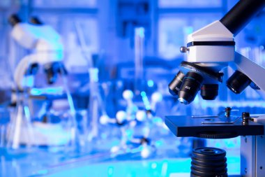 Coronavirus salgını teması. Hızlı covid testleri ve anti-covid aşısıyla ilgili bilimsel araştırma. Laboratuvarda mikroskop, deney tüpleri ve deney tüpleri var..