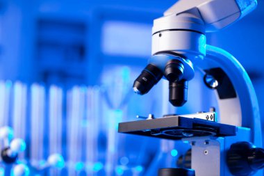 Coronavirus salgını teması. Hızlı covid testleri ve anti-covid aşısıyla ilgili bilimsel araştırma. Laboratuvarda mikroskop, deney tüpleri ve deney tüpleri var..