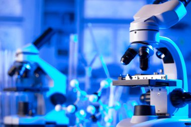 Coronavirus salgını teması. Hızlı covid testleri ve anti-covid aşısıyla ilgili bilimsel araştırma. Laboratuvarda mikroskop, deney tüpleri ve deney tüpleri var..