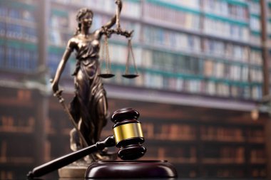 Hukuk ve adalet kavramı. Jugde 'den Gavel, heykel ve adalet ölçeği mahkeme kütüphanesinde..