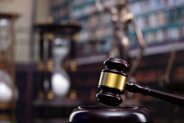Hukuk ve adalet kavramı. Jugde 'den Gavel, heykel ve adalet ölçeği mahkeme kütüphanesinde..