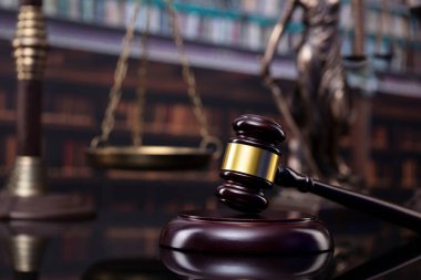 Hukuk ve adalet kavramı. Jugde 'den Gavel, heykel ve adalet ölçeği mahkeme kütüphanesinde..