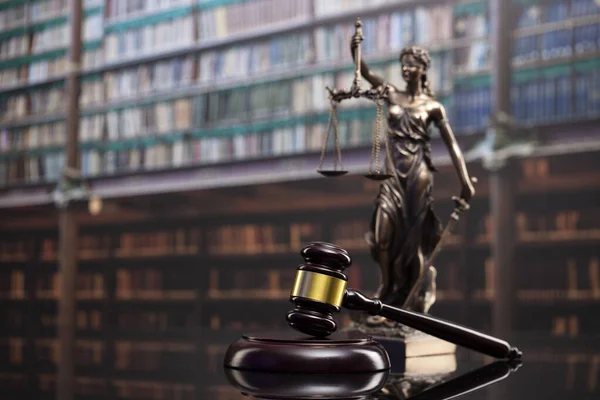 Törvény Igazságszolgáltatás Gavel Jugde Themis Szobra Igazságszolgáltatás Mértéke Bírósági Könyvtárban — Stock Fotó