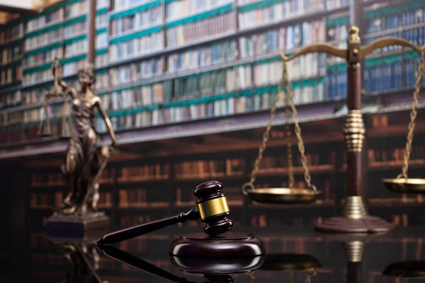 法と正義の概念 裁判所図書館における裁判官 テーマの彫刻と正義の規模のギャベル — ストック写真