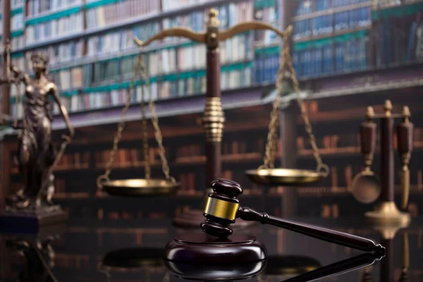 法と正義の概念 裁判所図書館における裁判官 テーマの彫刻と正義の規模のギャベル — ストック写真