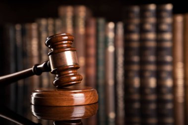 Hukuk teması. Yargıç odası. Yargıç tokmak ve hukuk kitaplarının koleksiyonu kitaplıkta.