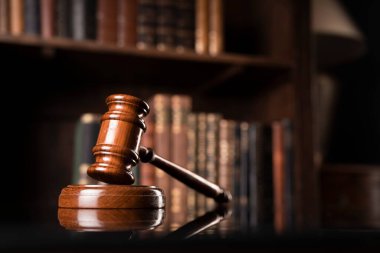 Hukuk teması. Yargıç odası. Yargıç tokmak ve hukuk kitaplarının koleksiyonu kitaplıkta.