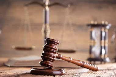 Hukuk teması. Yargıç odası. Hakimler tokmak, ölçü, kahverengi kırsal masa üzerinde heykel ve kahverengi arkaplan.