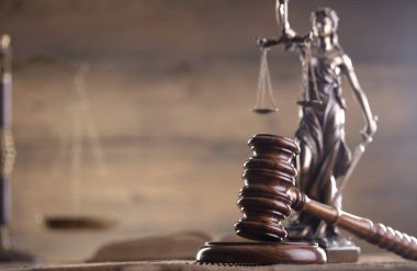 Hukuk teması. Yargıç odası. Hakimler tokmak, ölçü, kahverengi kırsal masa üzerinde heykel ve kahverengi arkaplan.