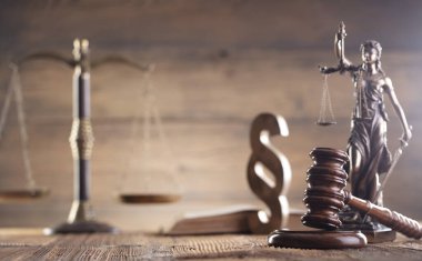 Hukuk teması. Yargıç odası. Hakimler tokmak, ölçü, kahverengi kırsal masa üzerinde heykel ve kahverengi arkaplan.