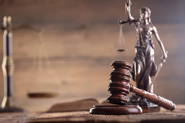 法律のテーマ 判事室だ 審査員は 茶色の素朴な机と茶色の背景の上に砂利 スケール テーマ彫刻 — ストック写真