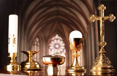 İlk Kutsal Komünyon. Katolik dini teması. Haç, Haç ve Altın Kadeh ve kilisedeki sunakta gofret..