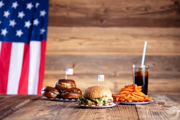 Święto Lipca Amerykańska Flaga Dekoracje Hamburgery Rustykalnym Drewnianym Stole — Zdjęcie stockowe