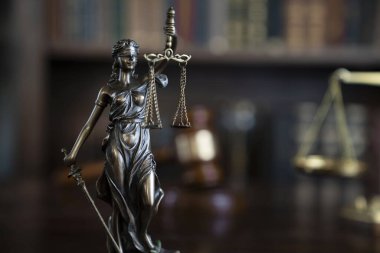 Hukuk teması. Yargıç odası. Kahverengi masanın üzerindeki tokmak ve tokmak. Kitaplıkta yasal kitap koleksiyonu.