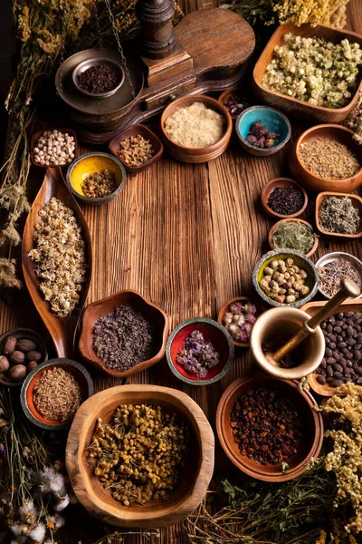 Természetgyógyász Háttér Válogatott Száraz Fűszernövények Tálakban Sárgaréz Habarcs Rusztikus Asztalon — Stock Fotó