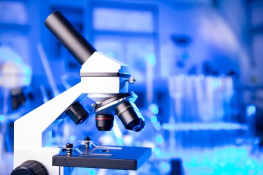 Covid Pandemy ile ilgili laboratuvar araştırmaları. Laboratuvarda mikroskop, cam tüpler ve deney tüpleri var..