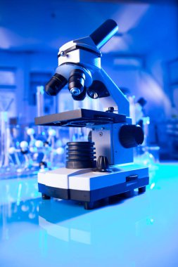 Covid Pandemy ile ilgili laboratuvar araştırmaları. Laboratuvarda mikroskop, cam tüpler ve deney tüpleri var..