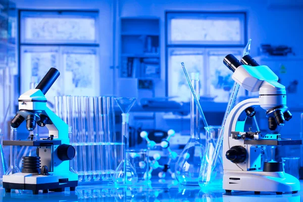 Investigações Laboratoriais Relativas Pandemias Vívidas Microscópio Tubos Vidro Copos Laboratório — Fotografia de Stock