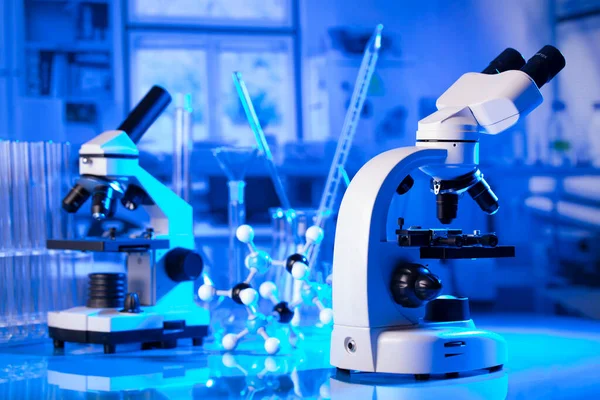 Laboratorní Vyšetření Kovidové Pandemie Mikroskop Skleněné Zkumavky Kádinky Laboratoři — Stock fotografie