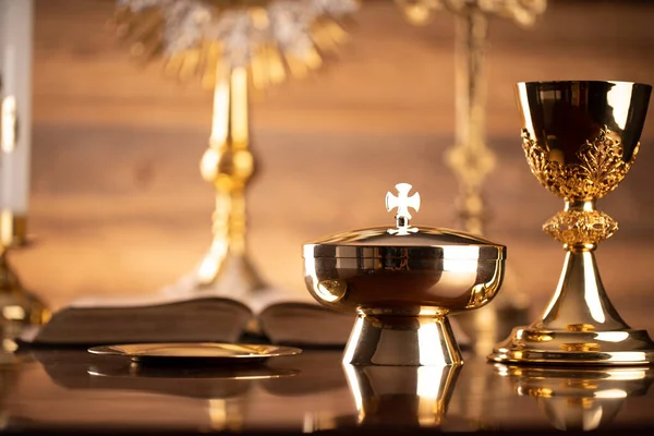 Katolické Náboženství Složení Katolických Symbolů Kříž Monstrance Bible Svatá Zlatý — Stock fotografie