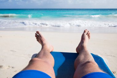 Barbados Adası 'nda yaz. Egzotik tatiller. Palmiye ağaçları. Turkuaz su. Güneşli mavi gökyüzü. Güzel beyaz kumsallar.