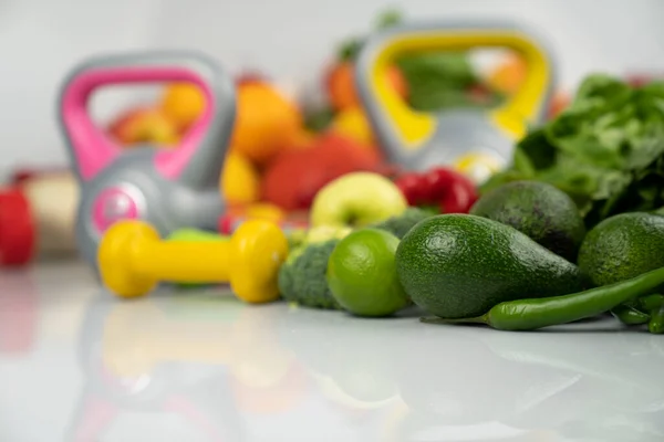 Treningskonsept Sunn Ernæring Frukt Grønnsaker Utstyr Til Egnethetsøvelser Veiemaskin Melkeklokker – stockfoto