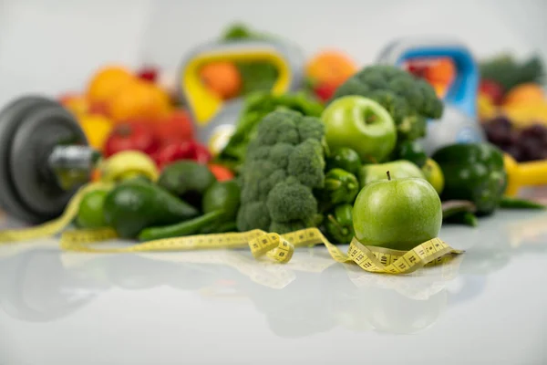 Fitness Concept Gezonde Voeding Groenten Fruit Toestellen Voor Fitnessoefeningen Weegtoestellen — Stockfoto
